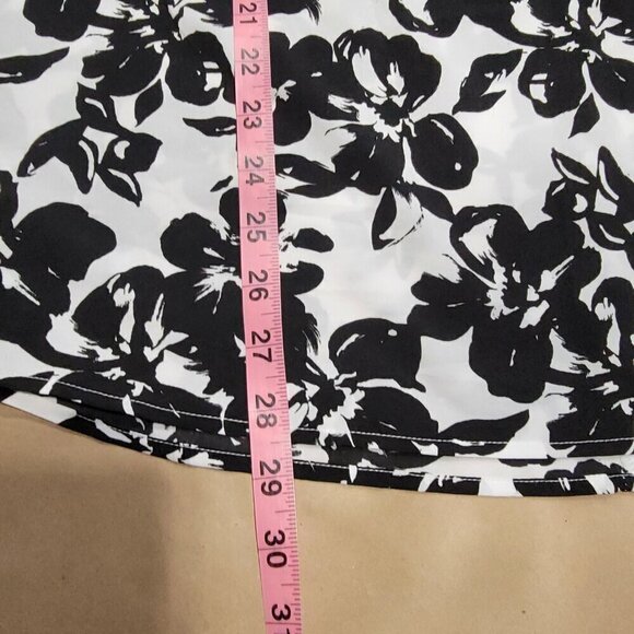 Lane Bryant Size 18/20 White with Black Floral Pattern V Neck Blouse - Picture 10 of 12